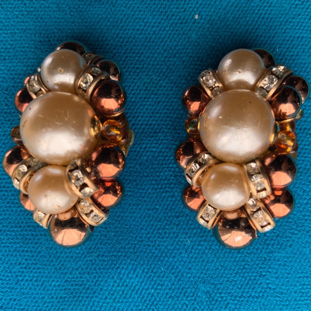 FREE w/ any purchase - Vintage clip on earrings. Costume jewellry